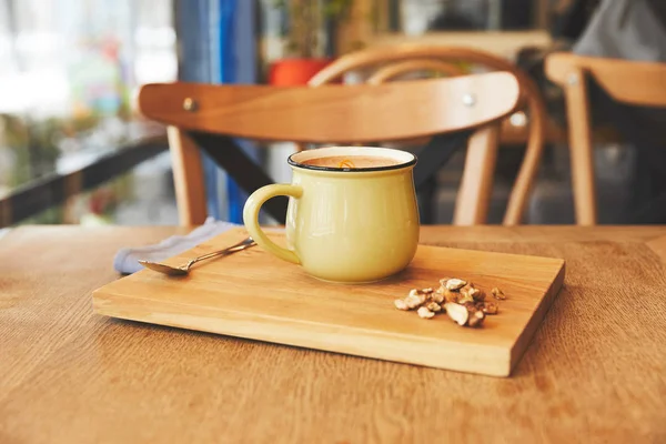 Warme Chocolademelk Mok Met Sinaasappelschillen Geserveerd Houten Plank — Stockfoto