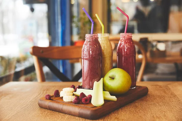 Vruchten Smoothies Flessen Tafel Café — Stockfoto