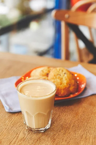 접시에 뜨거운 커피와 초콜릿 — 스톡 사진