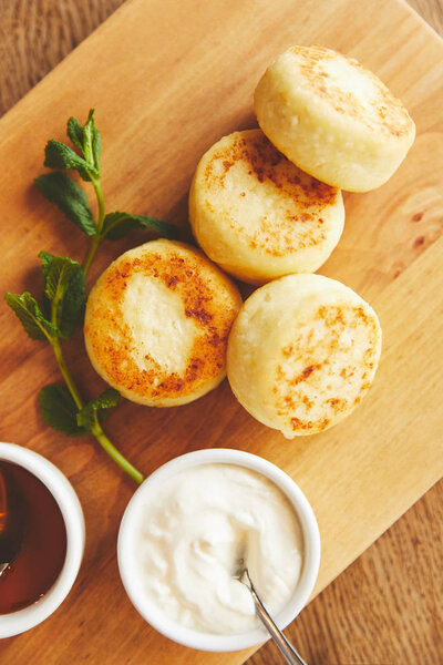 Сырные блинчики с медом и сметаной
