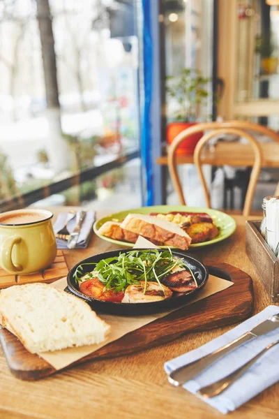 Ochtendmaaltijd Met Gebakken Eieren Koffie Tafel — Stockfoto