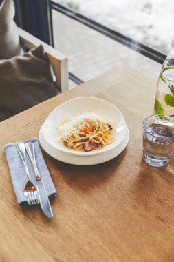 Beyaz tabakta İtalyan carbonara makarna