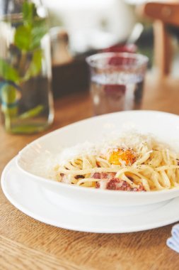 Carbonara makarna beyaz plaka görünümünü yakın çekim