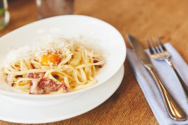 Yumurta sarısı ve peynir ile servis sıcak İtalyan makarna