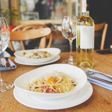 Spagetti carbonara beyaz tabak içinde hizmet