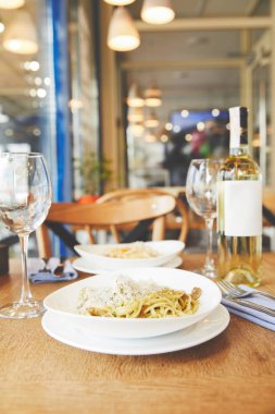 Spagetti makarna ve şarap ile restoranda akşam yemeği 