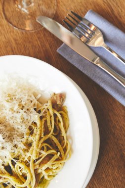 Mantar ve beyaz tabakta pesto makarna çeşitleri
