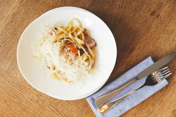 Spaghetti Carbonara Serwowane Biały Talerz — Darmowe zdjęcie stockowe