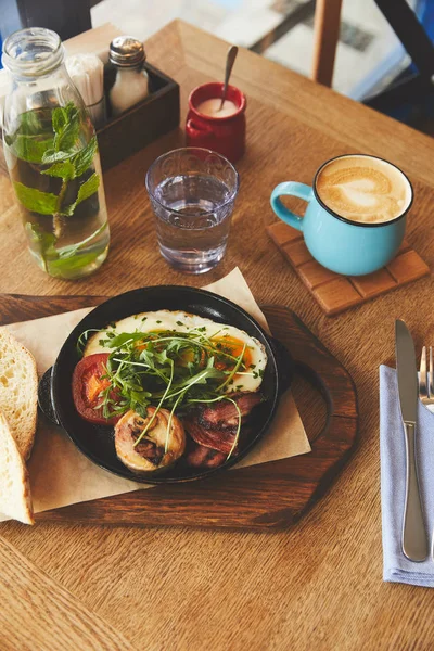 Café Manhã Com Ovos Fritos Servidos Panela Com Café Mesa — Fotografia de Stock