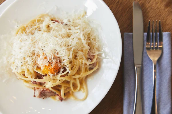 Spaghetti Carbonara Serwowane Biały Talerz — Zdjęcie stockowe