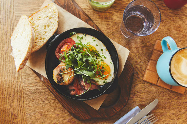 Ранняя трапеза с яичницей на сковороде
