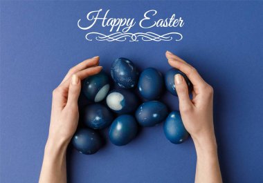 Mutlu Paskalya yazı ile mavi boyalı Paskalya yumurtaları dokunmadan kadın Resim kırpılmış