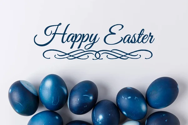 Вид Зверху Блакитних Розфарбованих Великодніх Яєць Щасливим Великоднім Листям Білому — стокове фото
