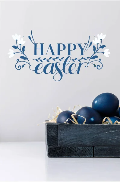 Сині Розфарбовані Великодні Яйця Коробці Декоративним Сіном Щасливим Великоднім Листям — стокове фото