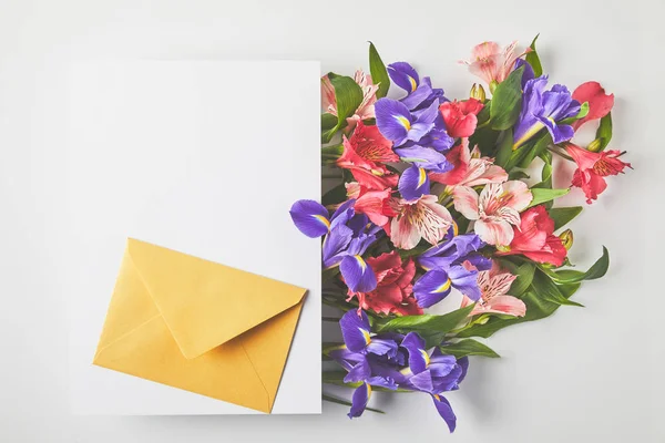 Lindo Buquê Floral Cartão Branco Envelope Cinza — Fotografia de Stock