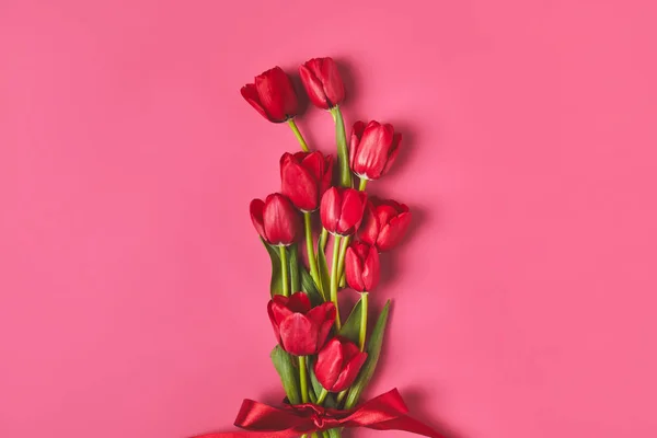Draufsicht Auf Rote Tulpen Mit Band Auf Rosa Gebunden Muttertagskonzept — Stockfoto