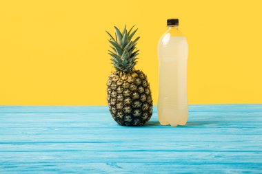 plastik şişe ve olgun Ananas taze meyve suyu sarı görmek