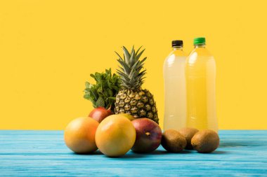 plastik şişeler ve olgunlaşmış taze tropikal meyve meyveli içecekler sarı görmek 