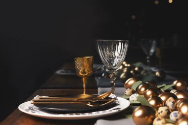 bardak, tabak ve Paskalya yumurta Restoran Festival tablo 
