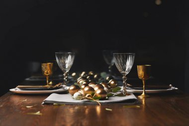 Restoran ahşap Festival tablo Easter altın tavuk yumurtası