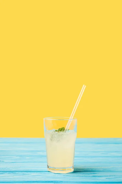 Frisches Kaltes Sommergetränk Glas Mit Trinkhalm Auf Gelb — Stockfoto