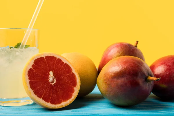 Close Weergave Van Verse Rijpe Grapefruits Mango Glas Met Koude — Stockfoto