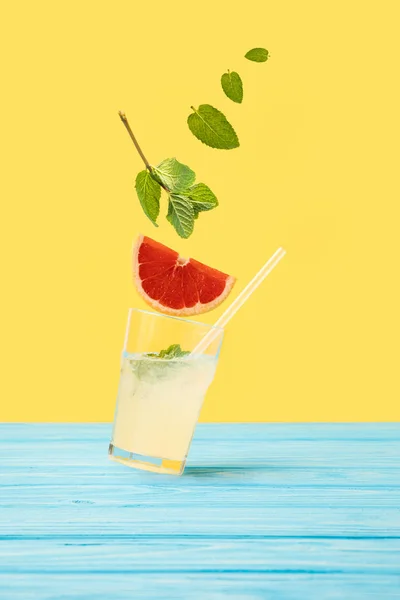 Zutaten Fallen Glas Mit Frischem Kalten Sommercocktail Auf Gelb — Stockfoto