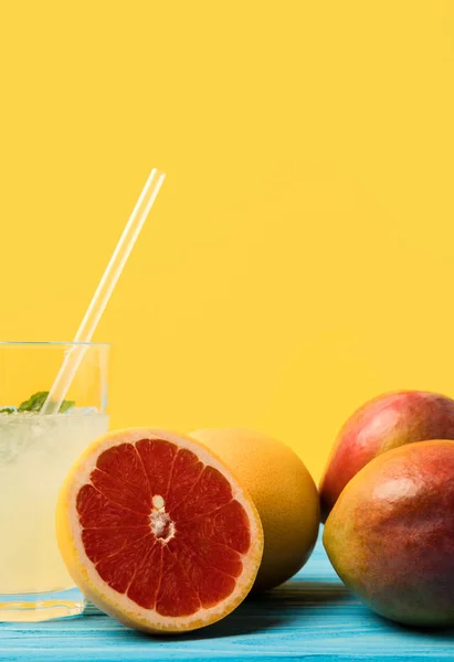 Close View Fresh Summer Cocktail Ripe Tropical Fruits Yellow — Stock Photo, Image