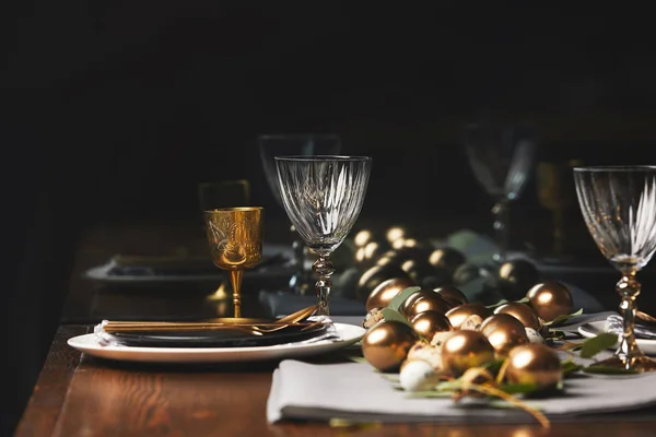 Ποτήρια Πιάτα Και Πασχαλινά Αυγά Ξύλινο Τραπέζι Στο Εστιατόριο — Φωτογραφία Αρχείου