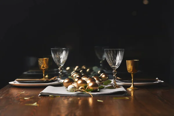 レストランでお祝いテーブルを木製にイースターエッグ黄金の鶏 — ストック写真