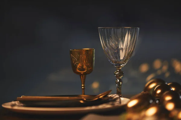 金黄复活节蛋和杯子与盘子在节日桌 — 图库照片