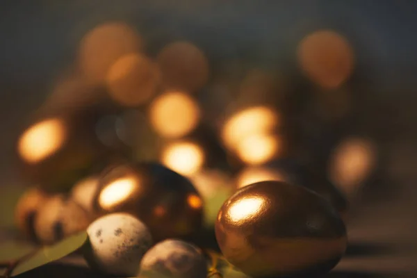 Primer Plano Huevos Oro Pascua Huevos Codorniz Con Hojas Mesa —  Fotos de Stock