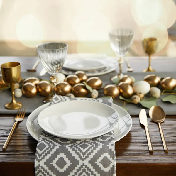 Golden Chicken Eggs Decorated Easter Table — Stock Photo, Image
