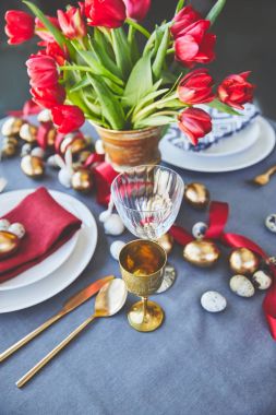 Paskalya yumurtaları ve laleler yüksek açı görünümünü Restoran Festival tablo