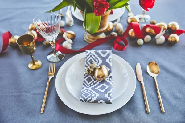 Vista Alto Angolo Pasqua Tavolo Decorato Nel Ristorante — Foto Stock