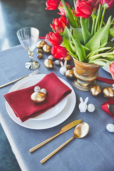 Μεγάλη Γωνία Προβολής Πασχαλινά Αυγά Και Λουλούδια Στο Γιορτινό Τραπέζι — Φωτογραφία Αρχείου