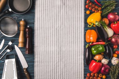 ahşap masa üzerinde kap yemek ve sebzeler Üstten Görünüm