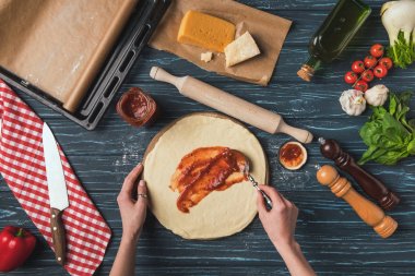hamur pizza domates makarna koyarak kadın Resim kırpılmış