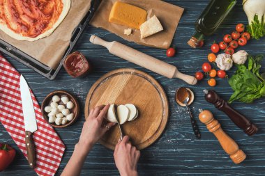 Resim kadın kesme mozzarella peynir pizza için kırpılmış