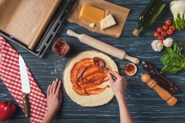 hamur pizza domates makarna koyarak kadın Resim kırpılmış