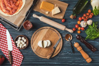 ev yapımı pizza için malzemeler üstten görünüm mutfak masasında