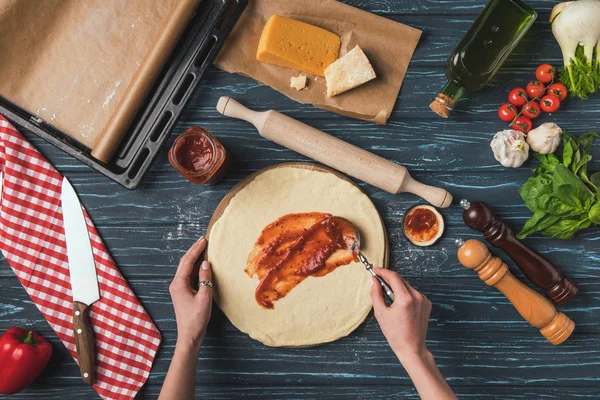 Abgeschnittenes Bild Einer Frau Die Tomatennudeln Auf Teig Für Pizza — Stockfoto