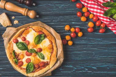 iştah açıcı lezzetli ev yapımı pizza sebze ile Üstten Görünüm 