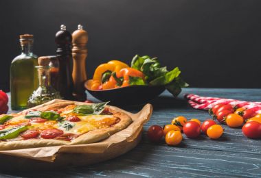 sebzeli iştah açıcı lezzetli ev yapımı pizza 