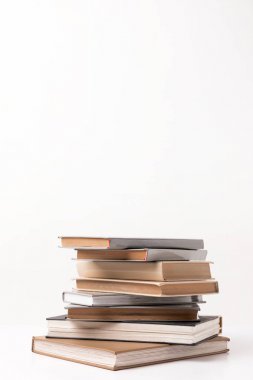 Beyaz üzerine izole edilmiş farklı kitapların yığını 