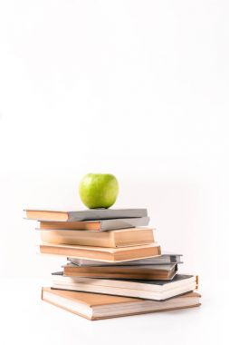 yığın üzerinde beyaz izole kitap üzerinde elma
