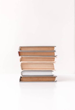 Farklı kitap üzerinde beyaz izole yığını önden görünümü