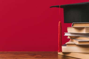 Kırmızı akademik kapaklı kitap yığını kırpılmış görünümünü