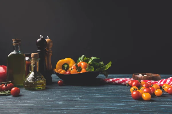 Groenten Oliën Houten Tafel Keuken Geïsoleerd Zwart — Stockfoto