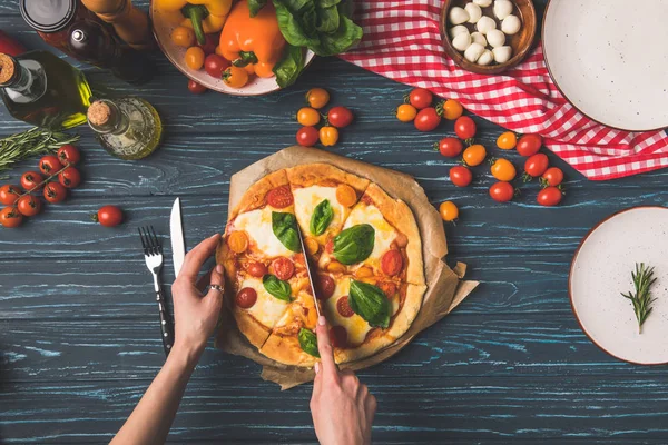 Imagen Recortada Mujer Cortando Pizza Casera — Foto de Stock